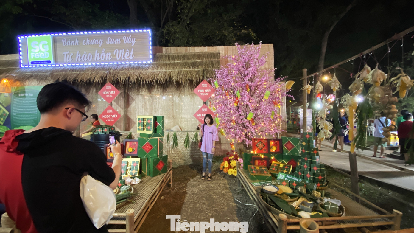 Người Sài Gòn ùn ùn đi chơi Tết sớm ảnh 8