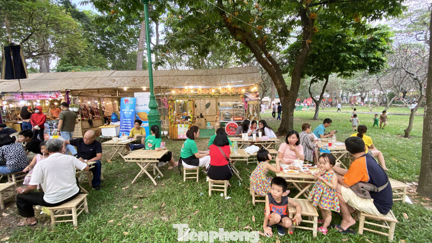 Người Sài Gòn ùn ùn đi chơi Tết sớm ảnh 20