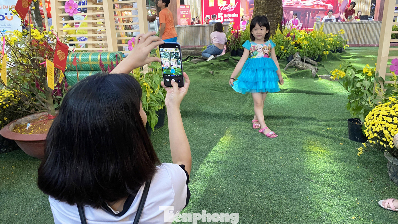 Người Sài Gòn ùn ùn đi chơi Tết sớm ảnh 16