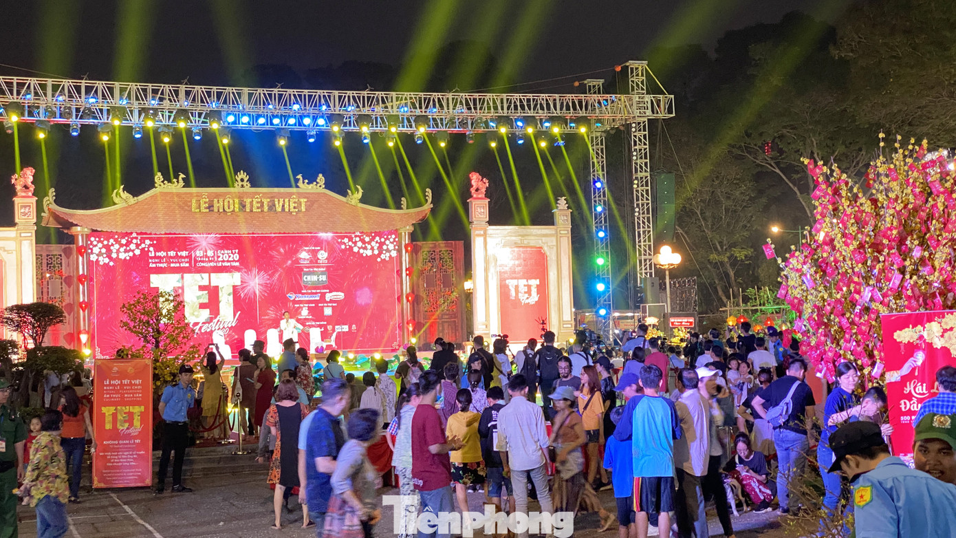 Người Sài Gòn ùn ùn đi chơi Tết sớm ảnh 9