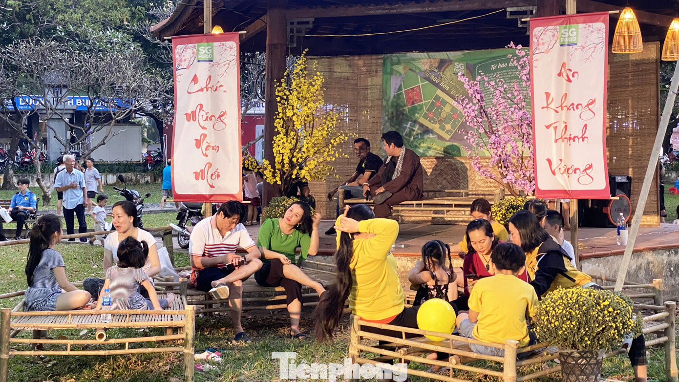 Người Sài Gòn ùn ùn đi chơi Tết sớm ảnh 17