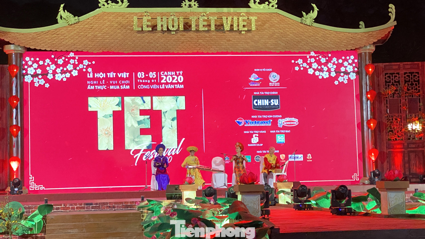 Người Sài Gòn ùn ùn đi chơi Tết sớm ảnh 10