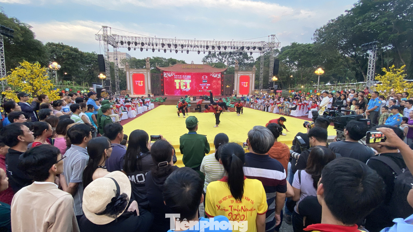 Người Sài Gòn ùn ùn đi chơi Tết sớm ảnh 11