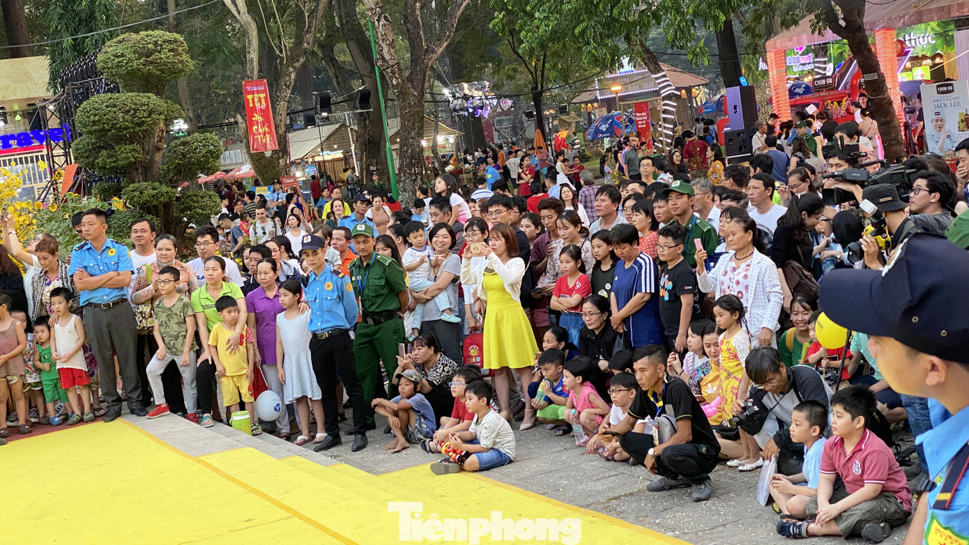 Người Sài Gòn ùn ùn đi chơi Tết sớm ảnh 14