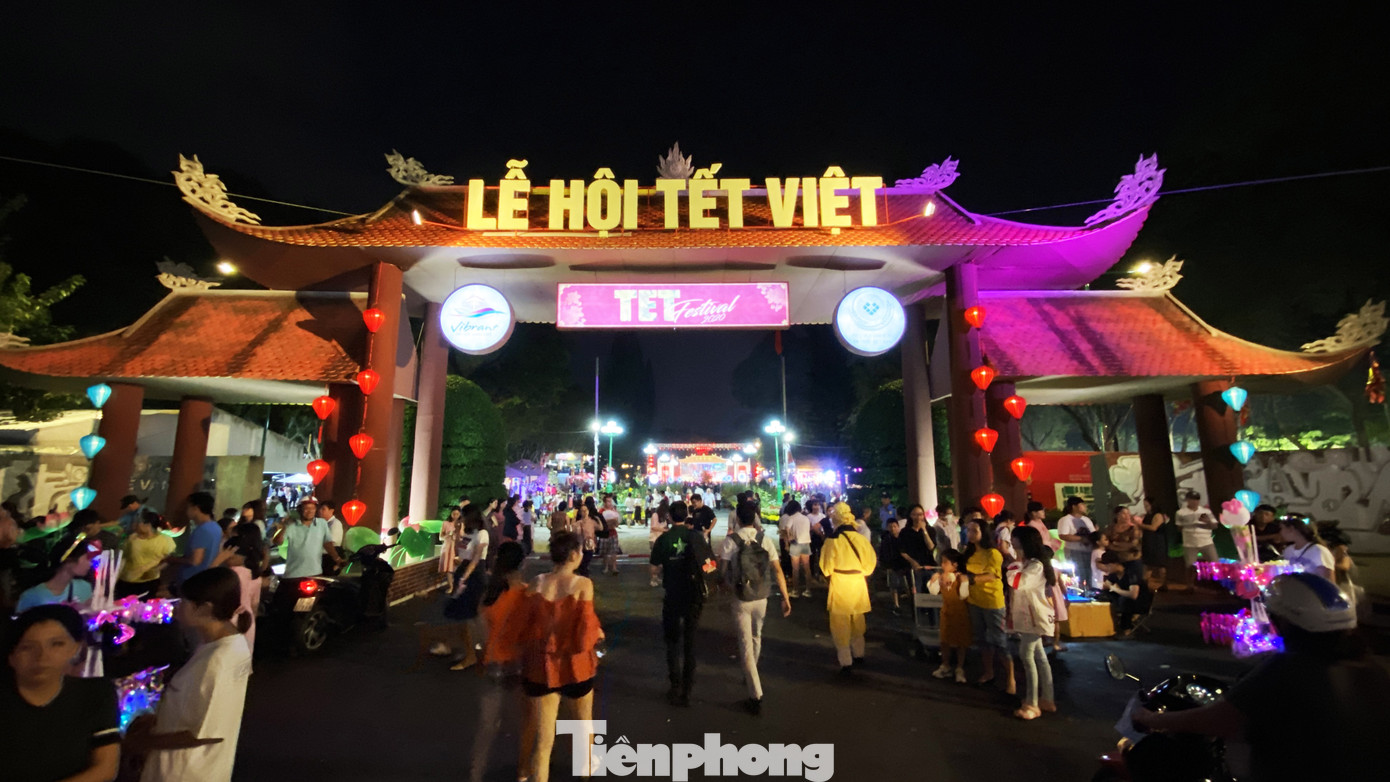 Người Sài Gòn ùn ùn đi chơi Tết sớm ảnh 1