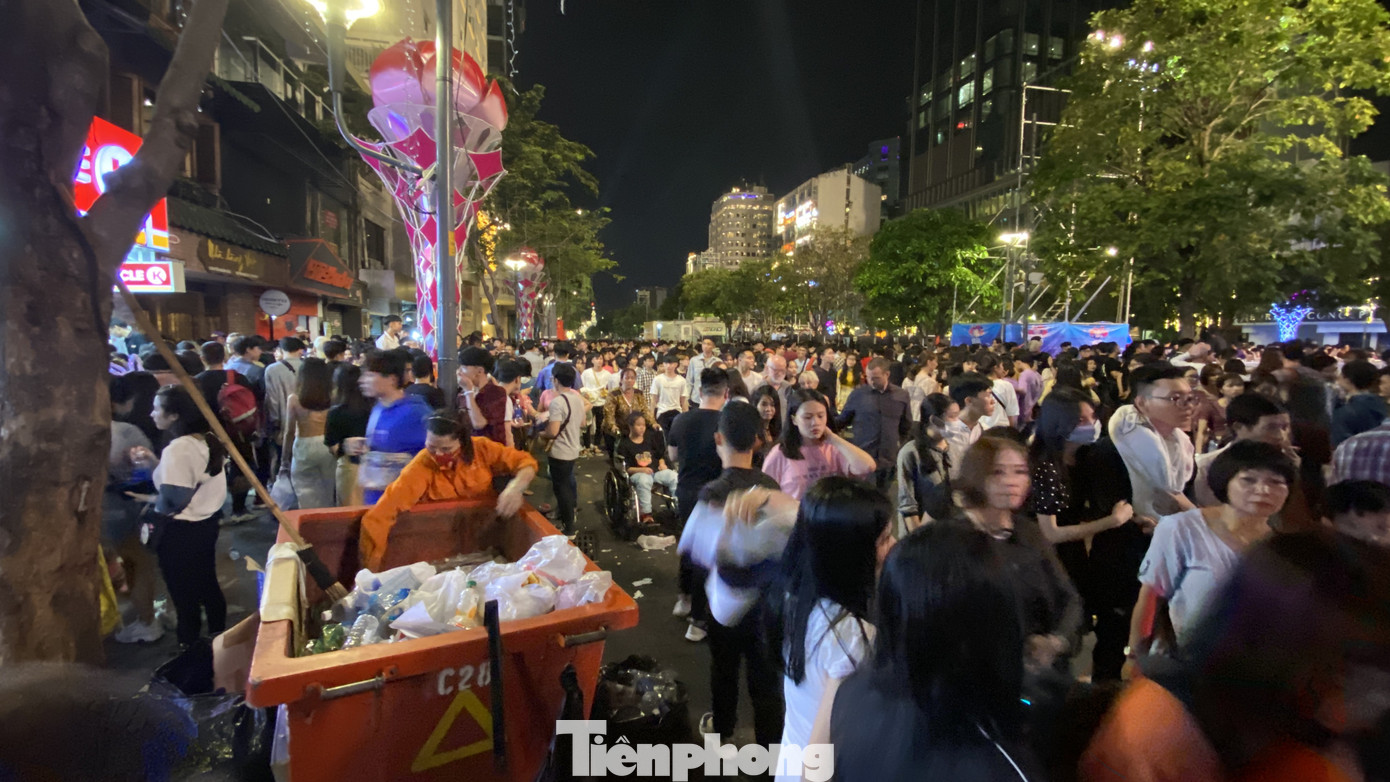 Ngổn ngang rác trên phố đi bộ Nguyễn Huệ sau màn bắn pháo hoa ảnh 10