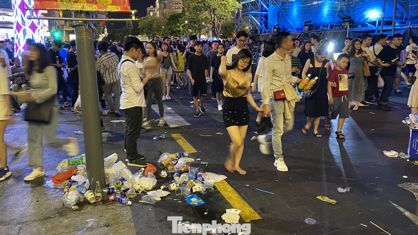 Ngổn ngang rác trên phố đi bộ Nguyễn Huệ sau màn bắn pháo hoa ảnh 7