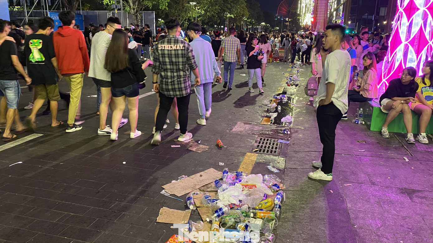 Ngổn ngang rác trên phố đi bộ Nguyễn Huệ sau màn bắn pháo hoa ảnh 8