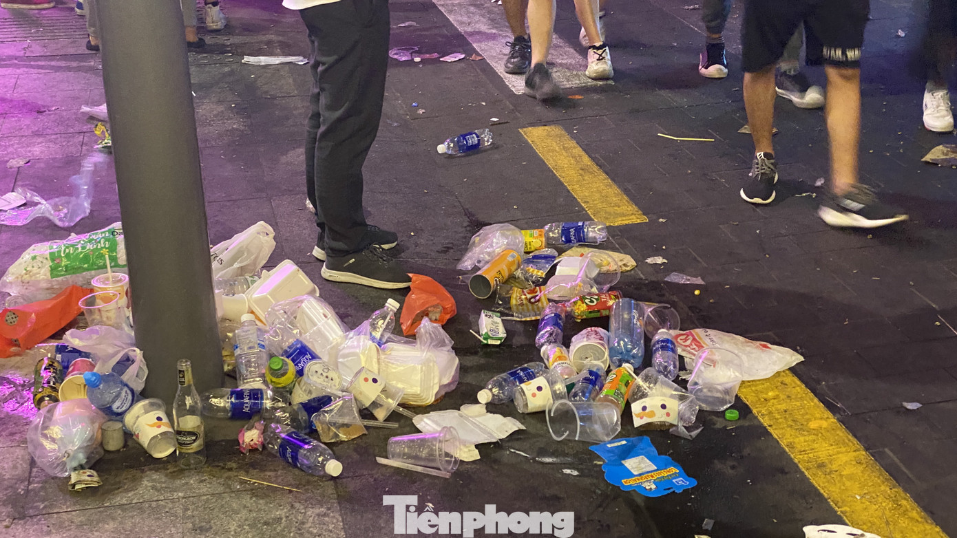 Ngổn ngang rác trên phố đi bộ Nguyễn Huệ sau màn bắn pháo hoa ảnh 6