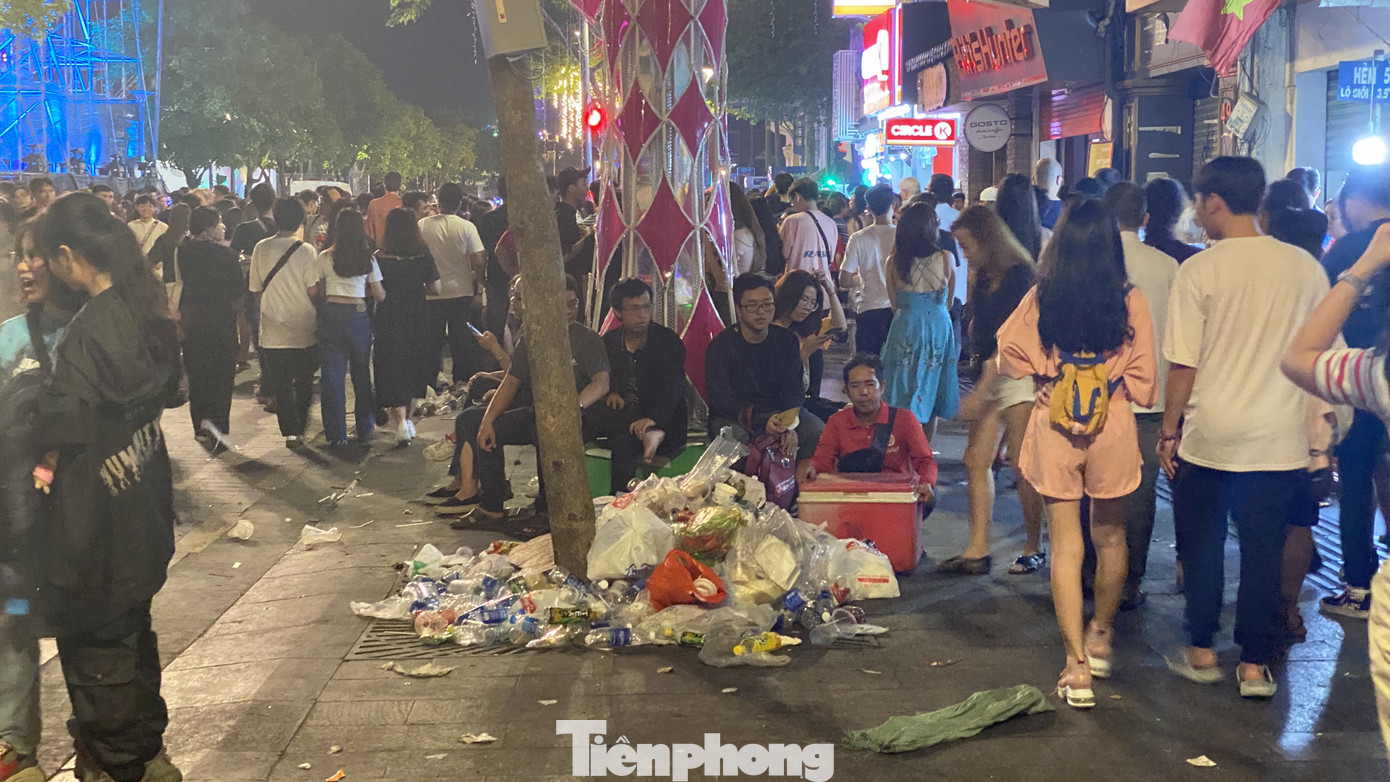 Ngổn ngang rác trên phố đi bộ Nguyễn Huệ sau màn bắn pháo hoa ảnh 3