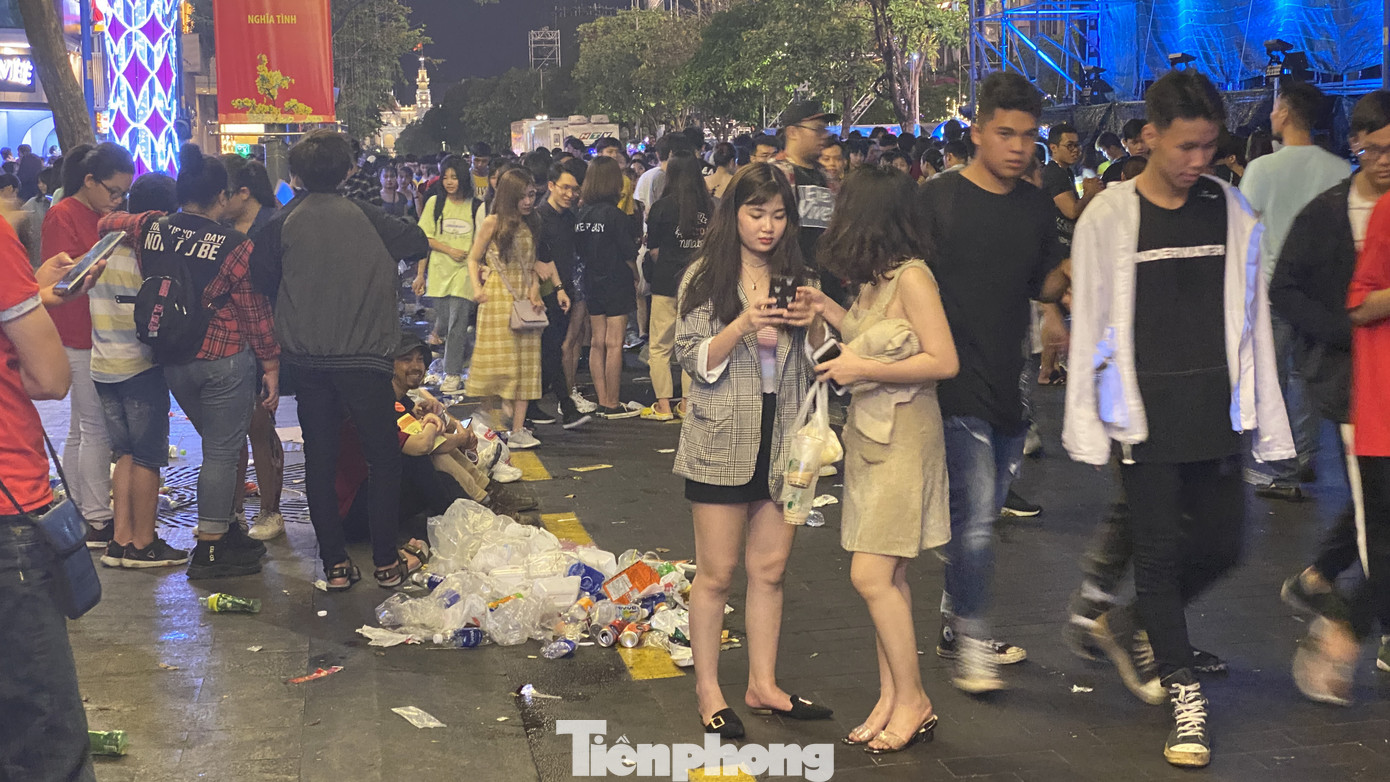 Ngổn ngang rác trên phố đi bộ Nguyễn Huệ sau màn bắn pháo hoa ảnh 9