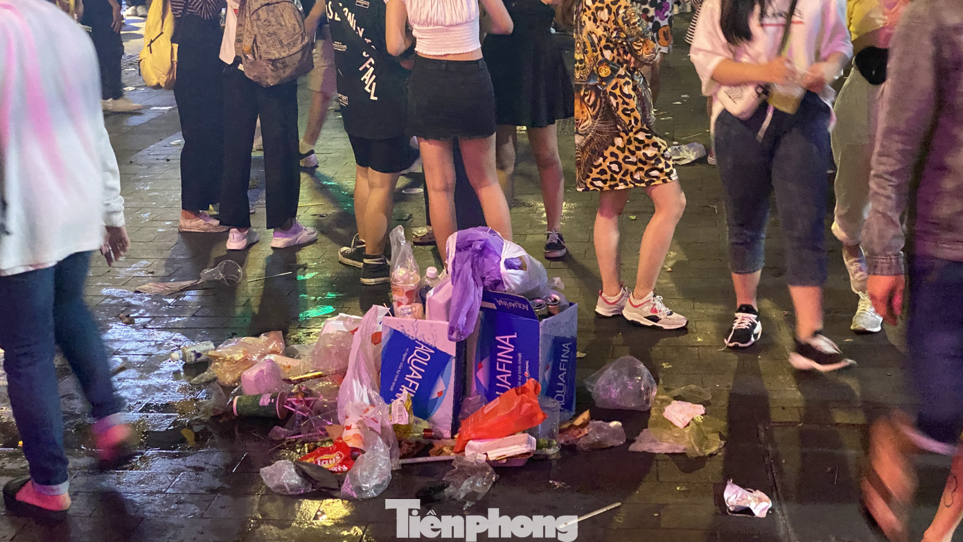 Ngổn ngang rác trên phố đi bộ Nguyễn Huệ sau màn bắn pháo hoa ảnh 4