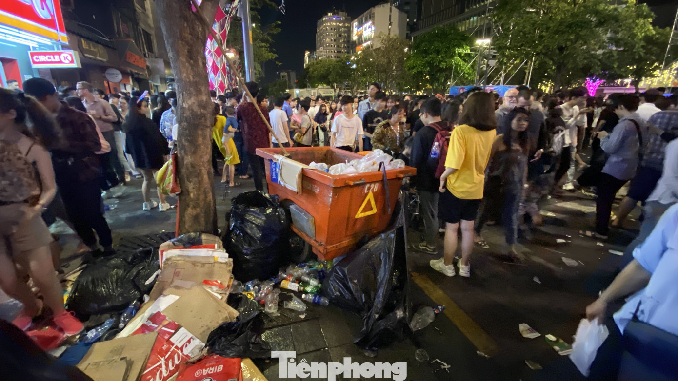 Ngổn ngang rác trên phố đi bộ Nguyễn Huệ sau màn bắn pháo hoa ảnh 2