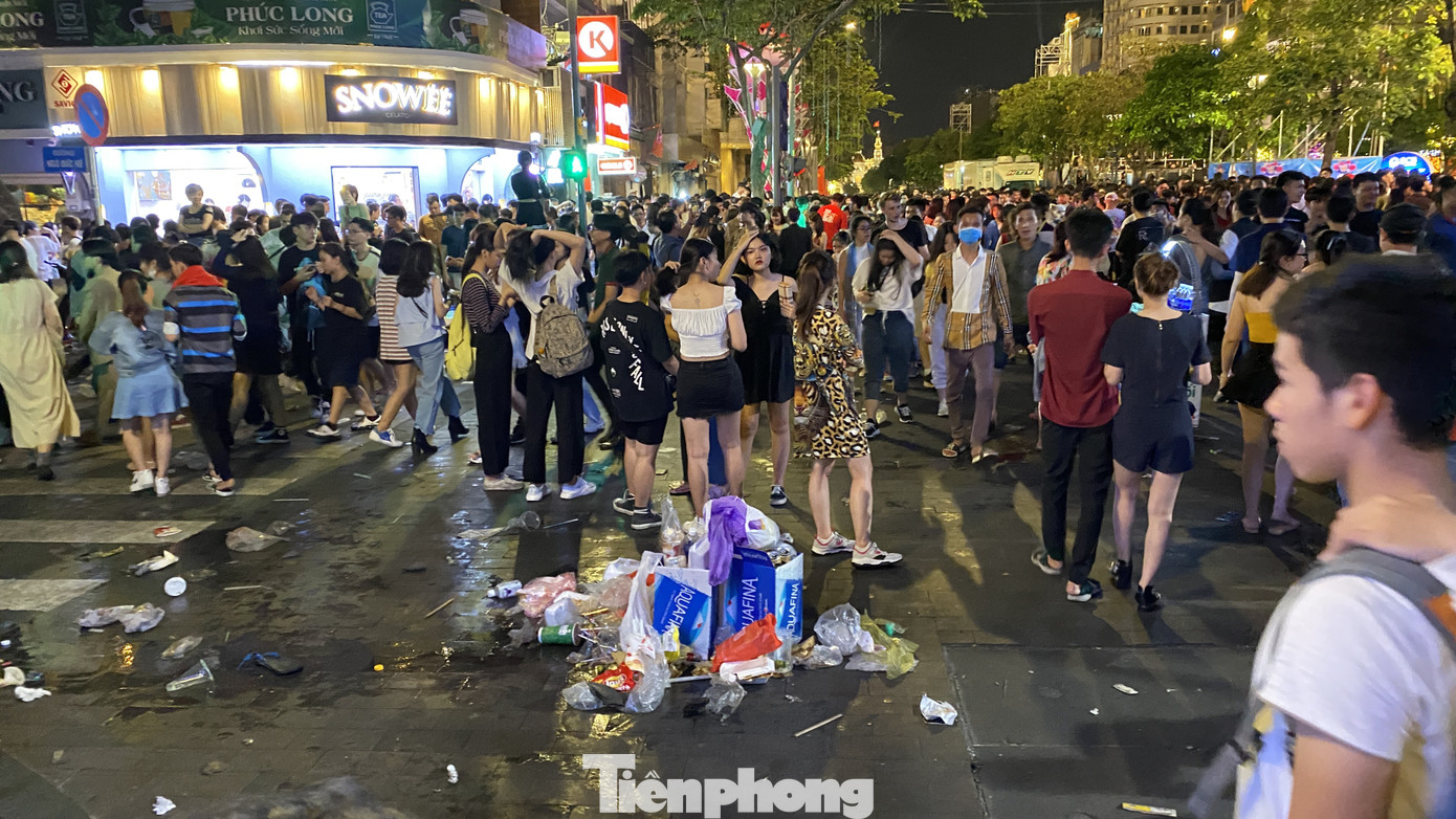 Ngổn ngang rác trên phố đi bộ Nguyễn Huệ sau màn bắn pháo hoa ảnh 5