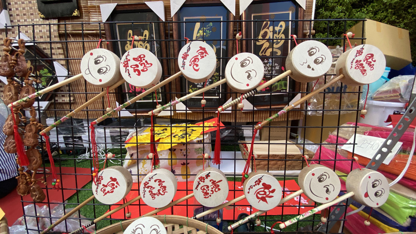 'Bà đồ' xinh như hot girl múa bút bán chữ trên phố Sài Gòn ảnh 5