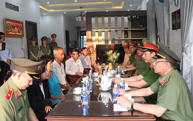 Thứ trưởng Bộ Công an thăm gia đình cán bộ CSGT hy sinh khi làm nhiệm vụ ảnh 2