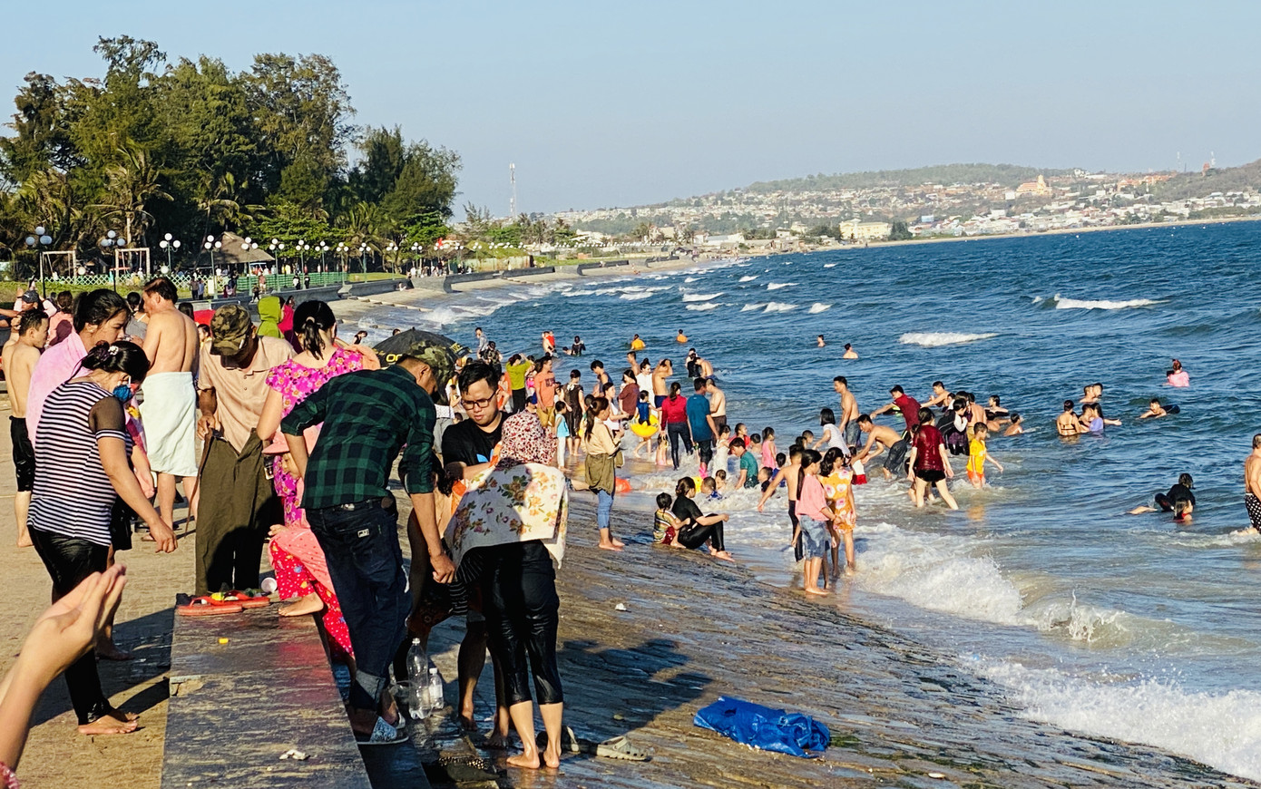 Bãi biển Phan Thiết chật kín người ngày mùng 4 Tết ảnh 12