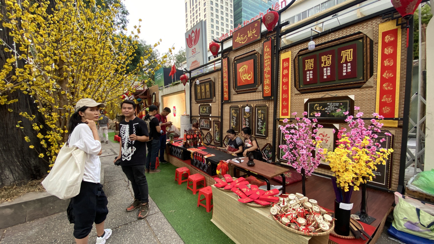 'Bà đồ' xinh như hot girl múa bút bán chữ trên phố Sài Gòn ảnh 1