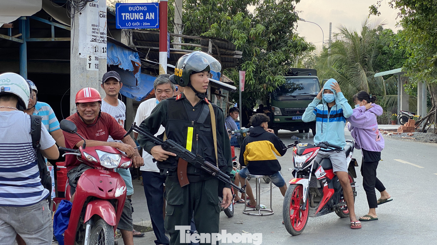 Người dân bất chấp nguy hiểm tụ tập xem cảnh sát vây kẻ nổ súng giết 4 người ảnh 3