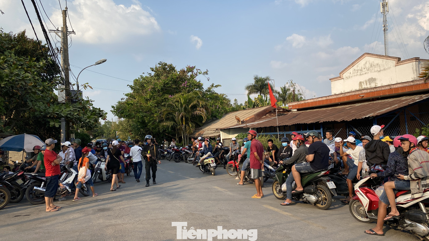 Người dân bất chấp nguy hiểm tụ tập xem cảnh sát vây kẻ nổ súng giết 4 người ảnh 7