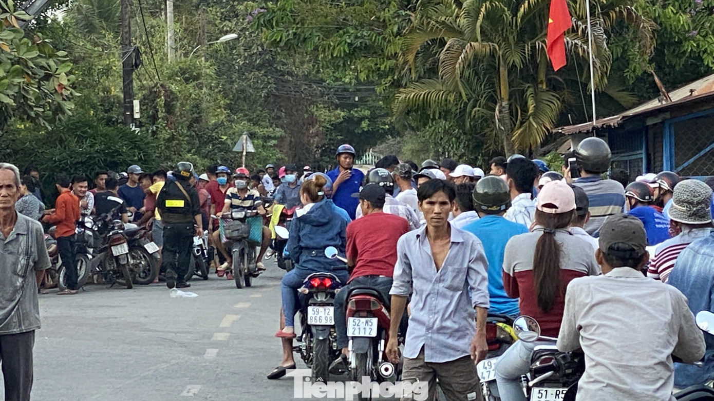 Người dân bất chấp nguy hiểm tụ tập xem cảnh sát vây kẻ nổ súng giết 4 người ảnh 5