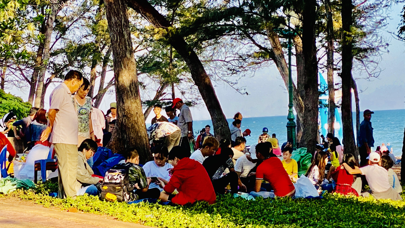 Bãi biển Phan Thiết chật kín người ngày mùng 4 Tết ảnh 13