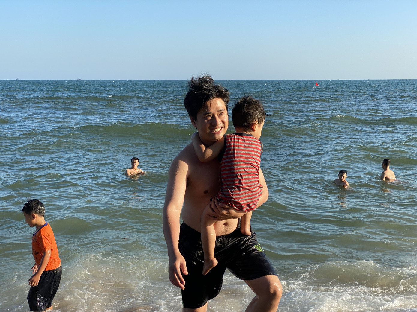 Bãi biển Phan Thiết chật kín người ngày mùng 4 Tết ảnh 9