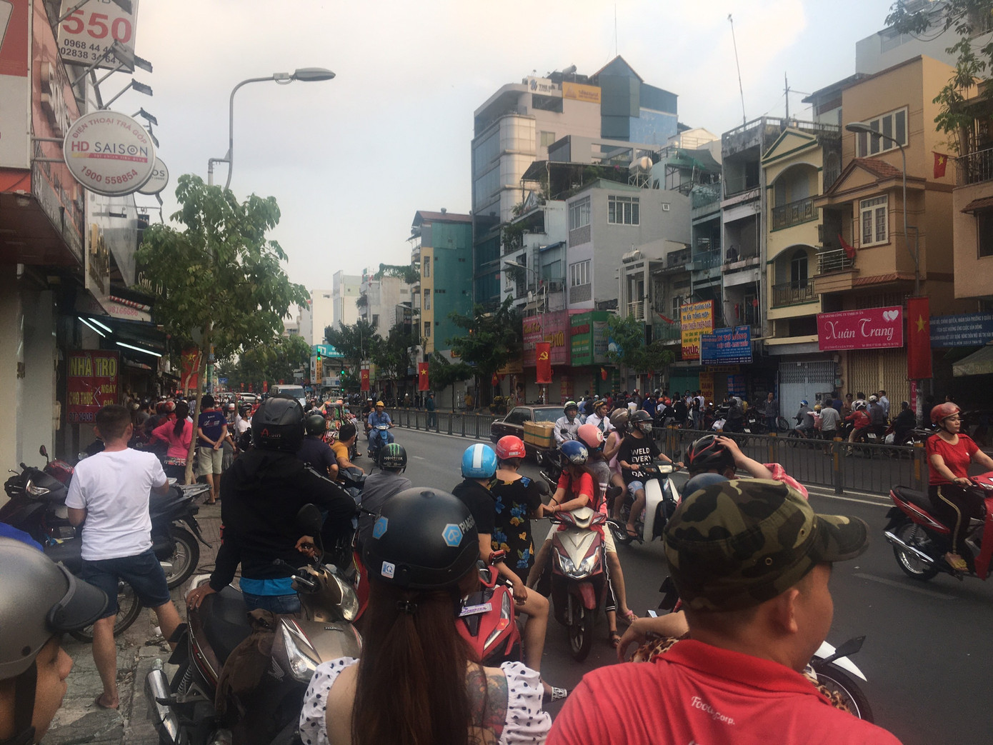 Người đàn ông ôm vật nghi lựu đạn cố thủ trong nhà mẹ đã... bỏ trốn ảnh 1