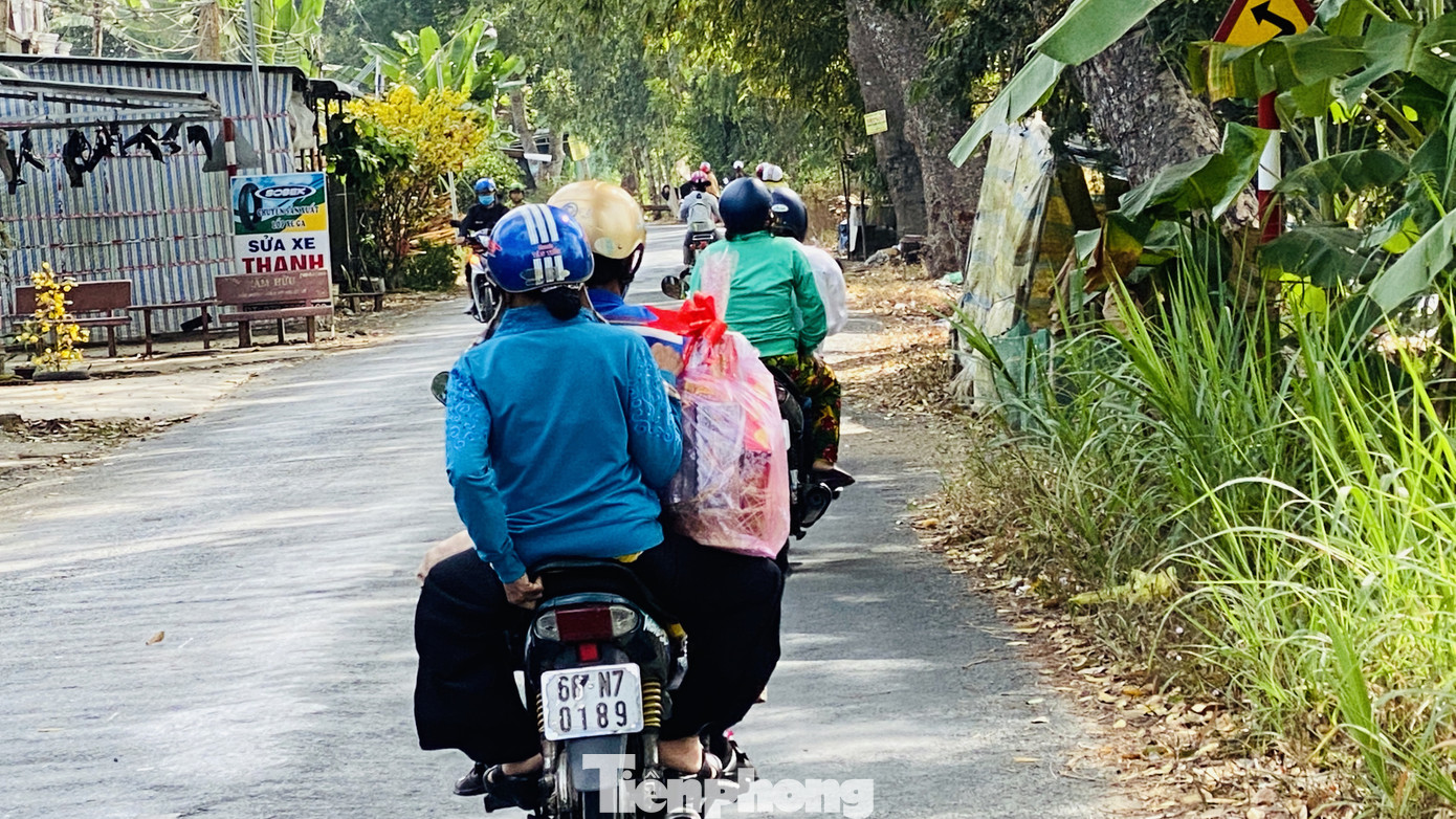 Dân miền Tây 'tay xách, nách mang' quà Tết chúc người thân đầu năm mới ảnh 11