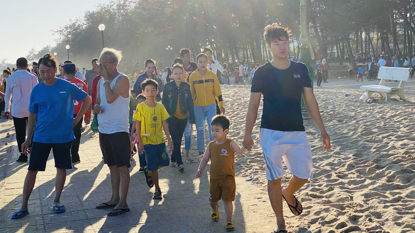 Bãi biển Phan Thiết chật kín người ngày mùng 4 Tết ảnh 7