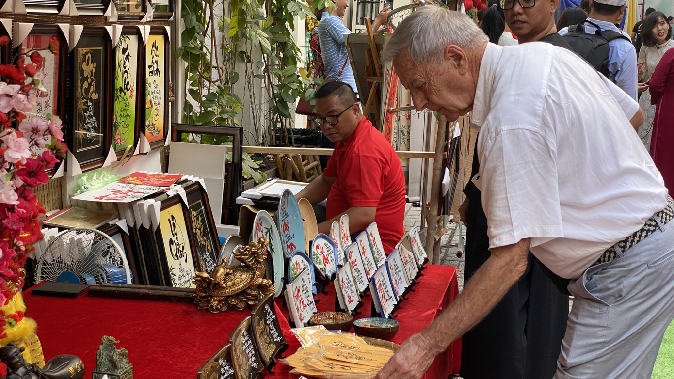 'Bà đồ' xinh như hot girl múa bút bán chữ trên phố Sài Gòn ảnh 2