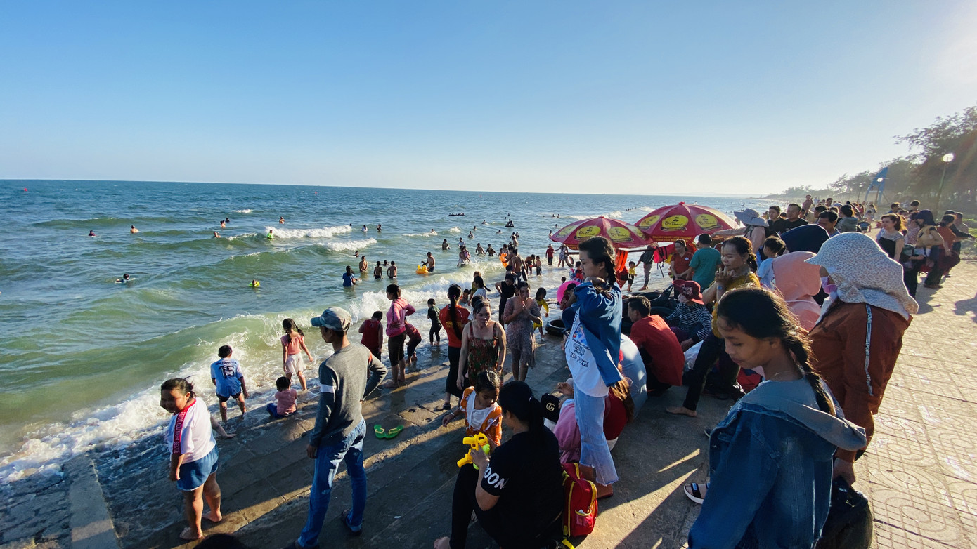 Bãi biển Phan Thiết chật kín người ngày mùng 4 Tết ảnh 3