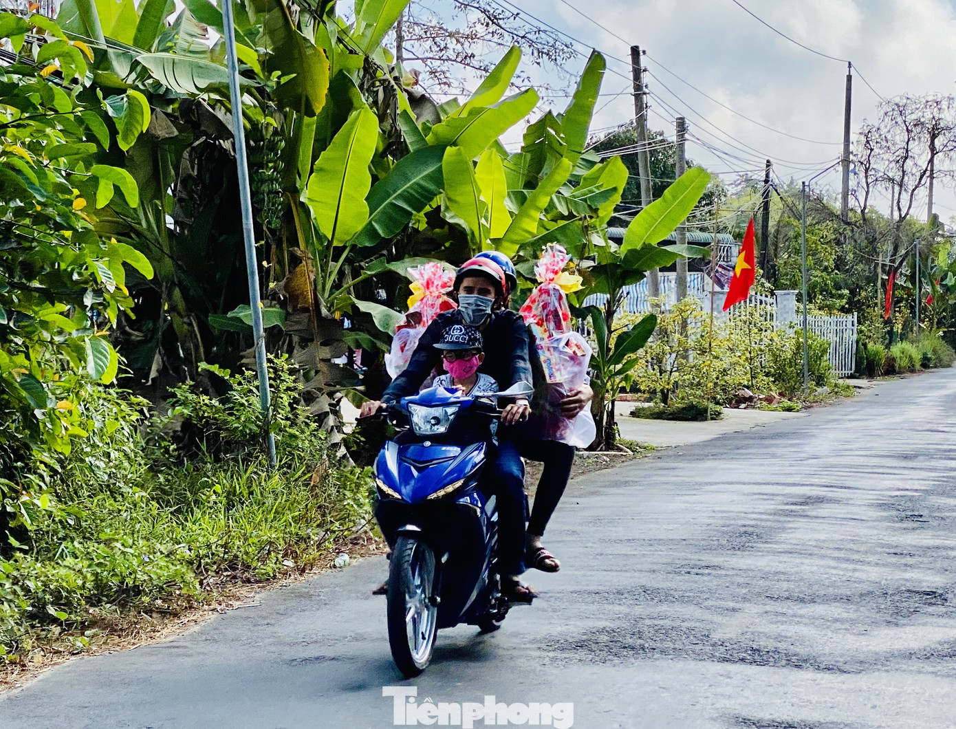 Dân miền Tây 'tay xách, nách mang' quà Tết chúc người thân đầu năm mới ảnh 9