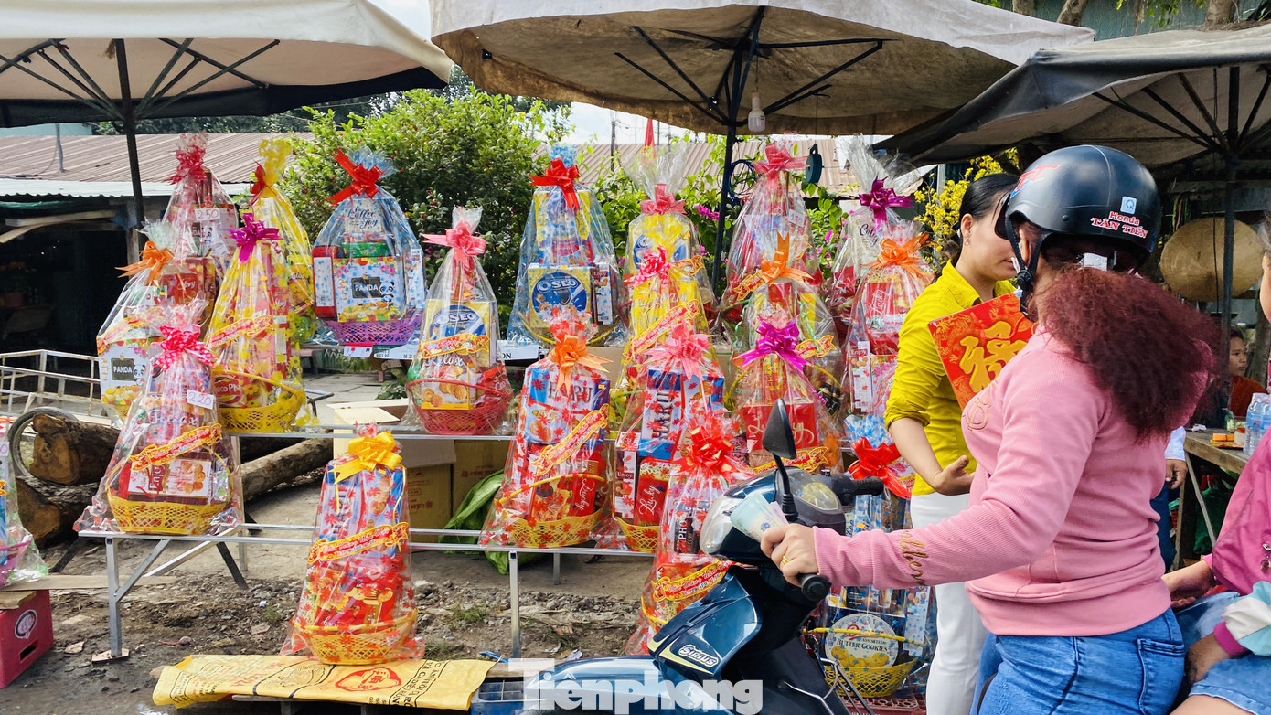 Dân miền Tây 'tay xách, nách mang' quà Tết chúc người thân đầu năm mới ảnh 2