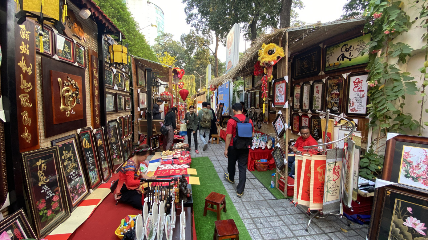 'Bà đồ' xinh như hot girl múa bút bán chữ trên phố Sài Gòn ảnh 15