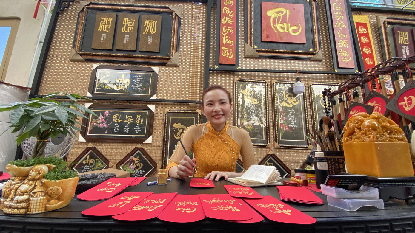 'Bà đồ' xinh như hot girl múa bút bán chữ trên phố Sài Gòn ảnh 9