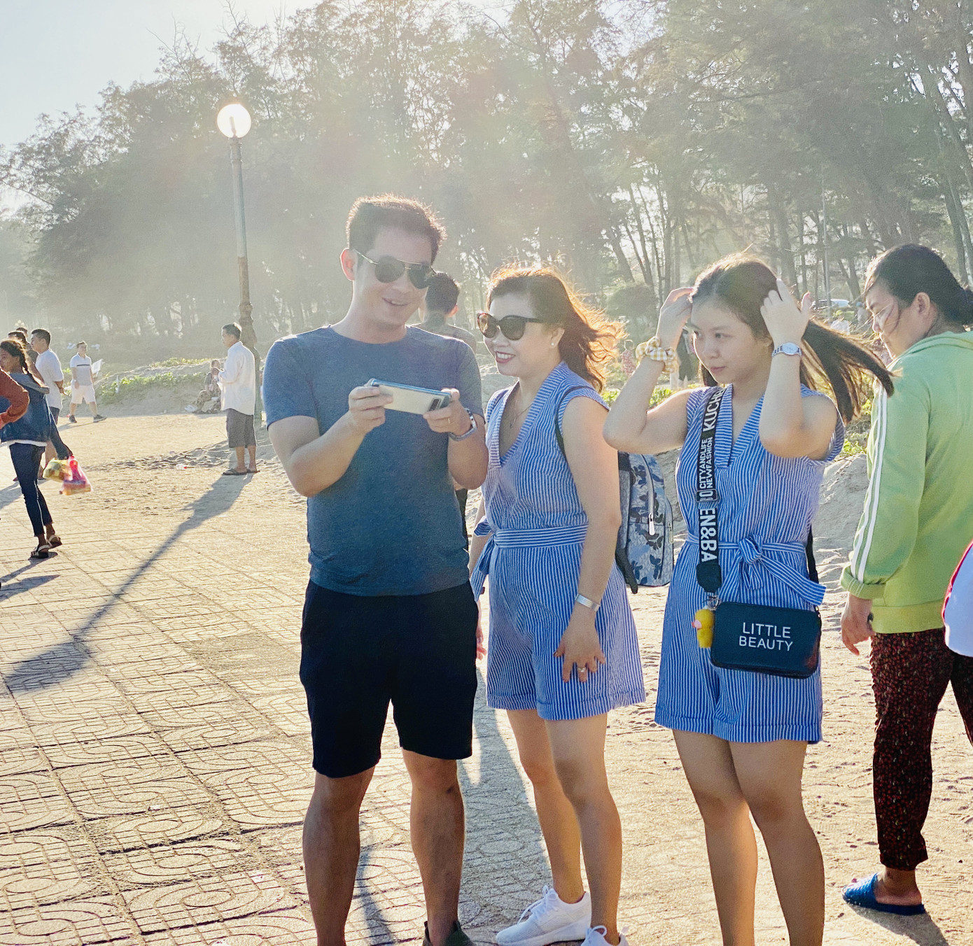 Bãi biển Phan Thiết chật kín người ngày mùng 4 Tết ảnh 6