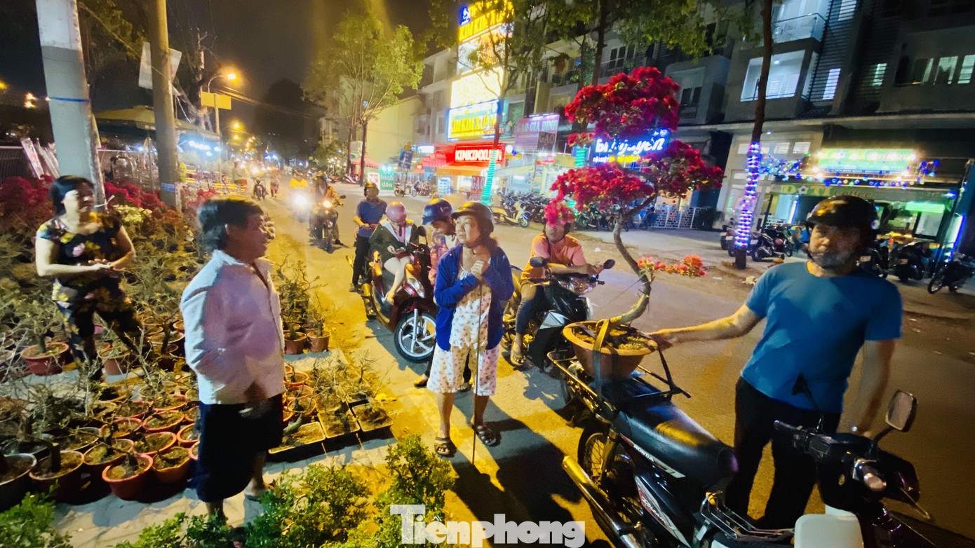 Chợ hoa 'trên bến dưới thuyền' nhộn nhịp về đêm ảnh 14