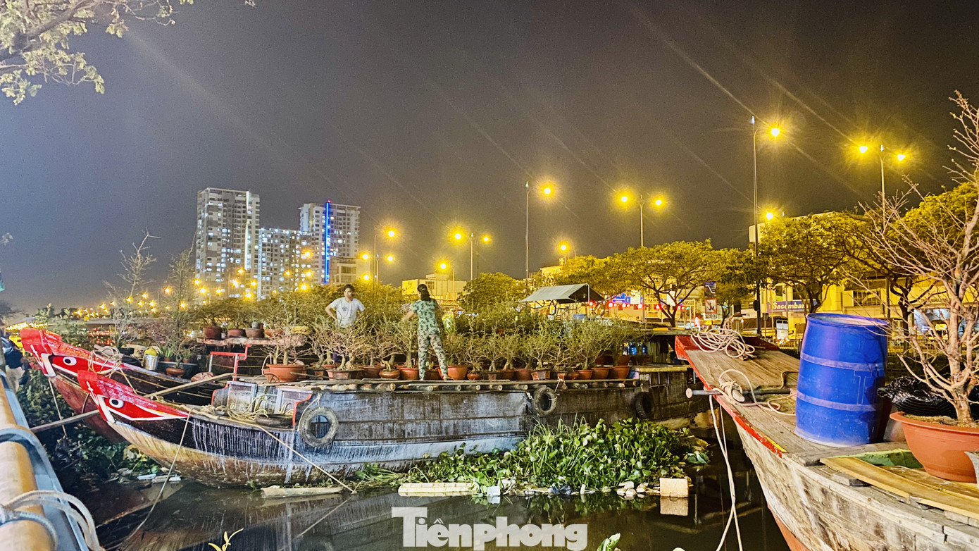Chợ hoa 'trên bến dưới thuyền' nhộn nhịp về đêm ảnh 10