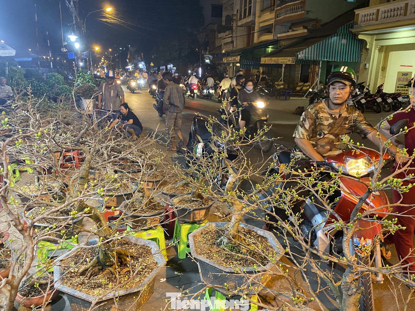 Chợ hoa 'trên bến dưới thuyền' nhộn nhịp về đêm ảnh 6