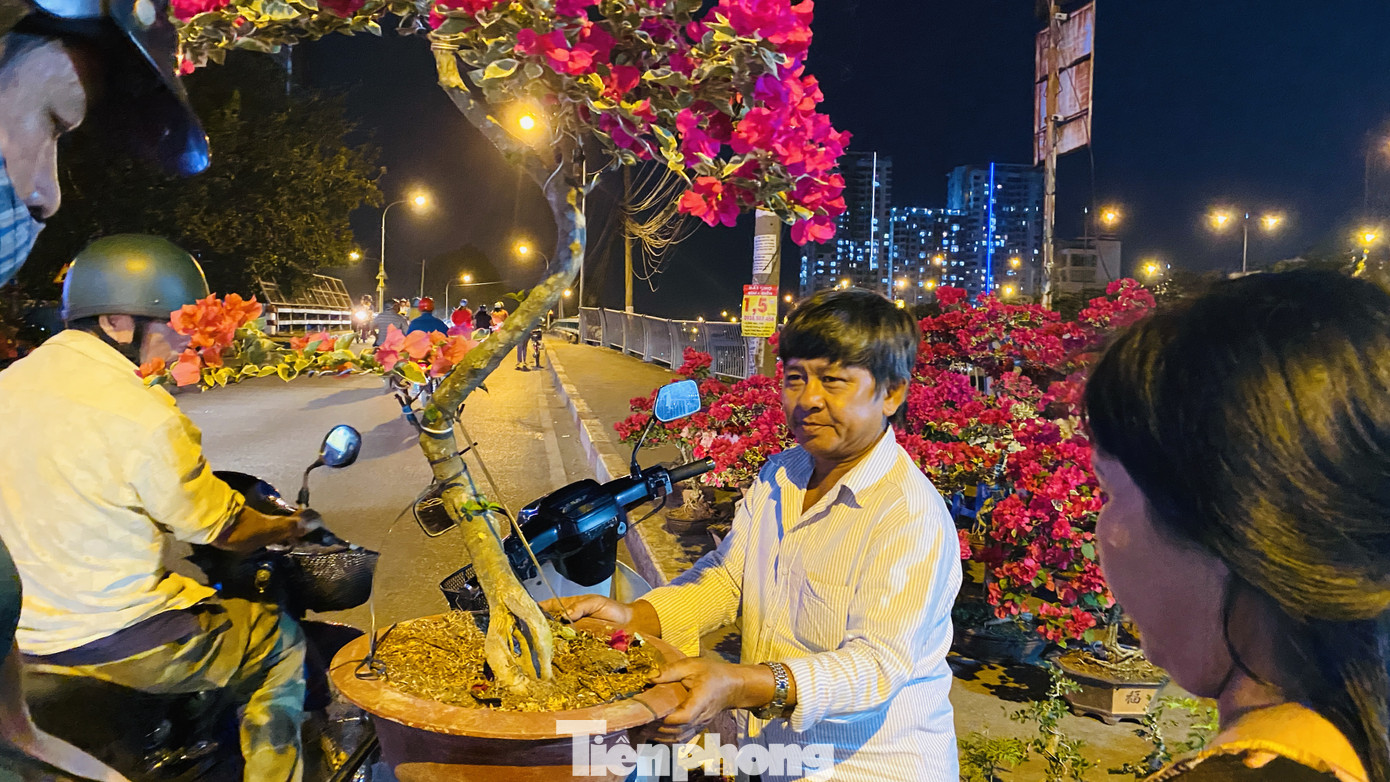 Chợ hoa 'trên bến dưới thuyền' nhộn nhịp về đêm ảnh 12