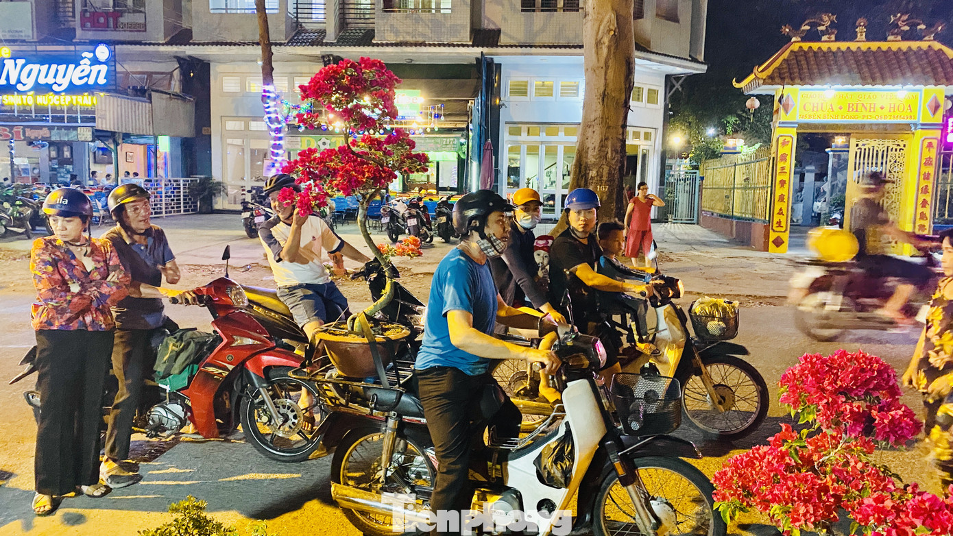 Chợ hoa 'trên bến dưới thuyền' nhộn nhịp về đêm ảnh 17