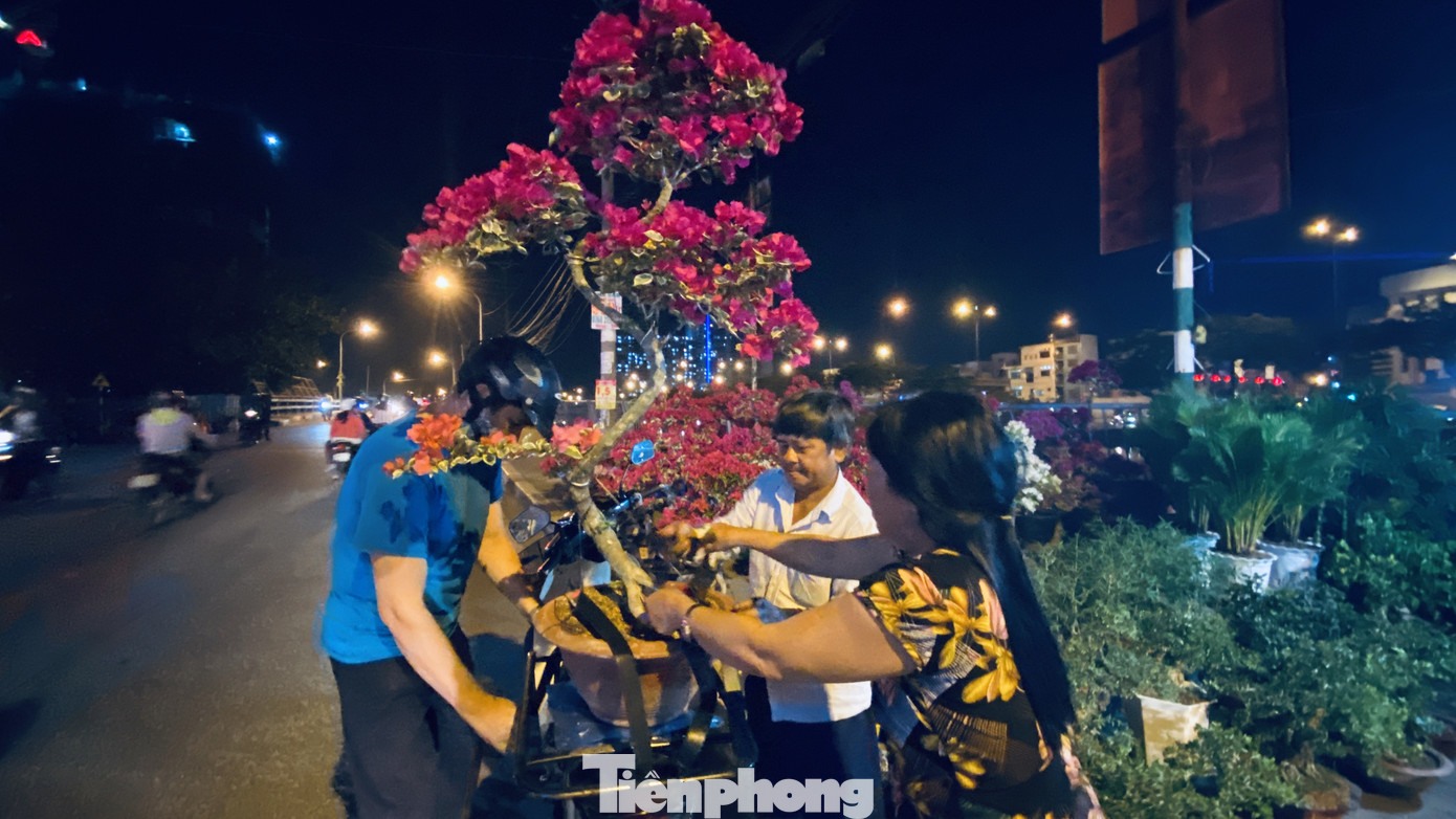Chợ hoa 'trên bến dưới thuyền' nhộn nhịp về đêm ảnh 13