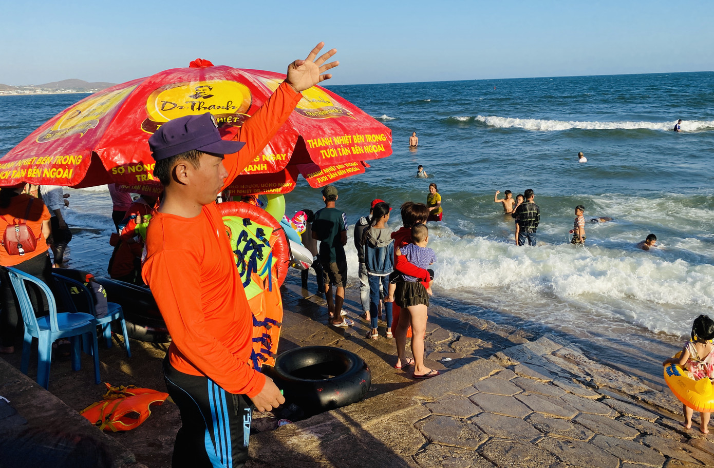 Bãi biển Phan Thiết chật kín người ngày mùng 4 Tết ảnh 5