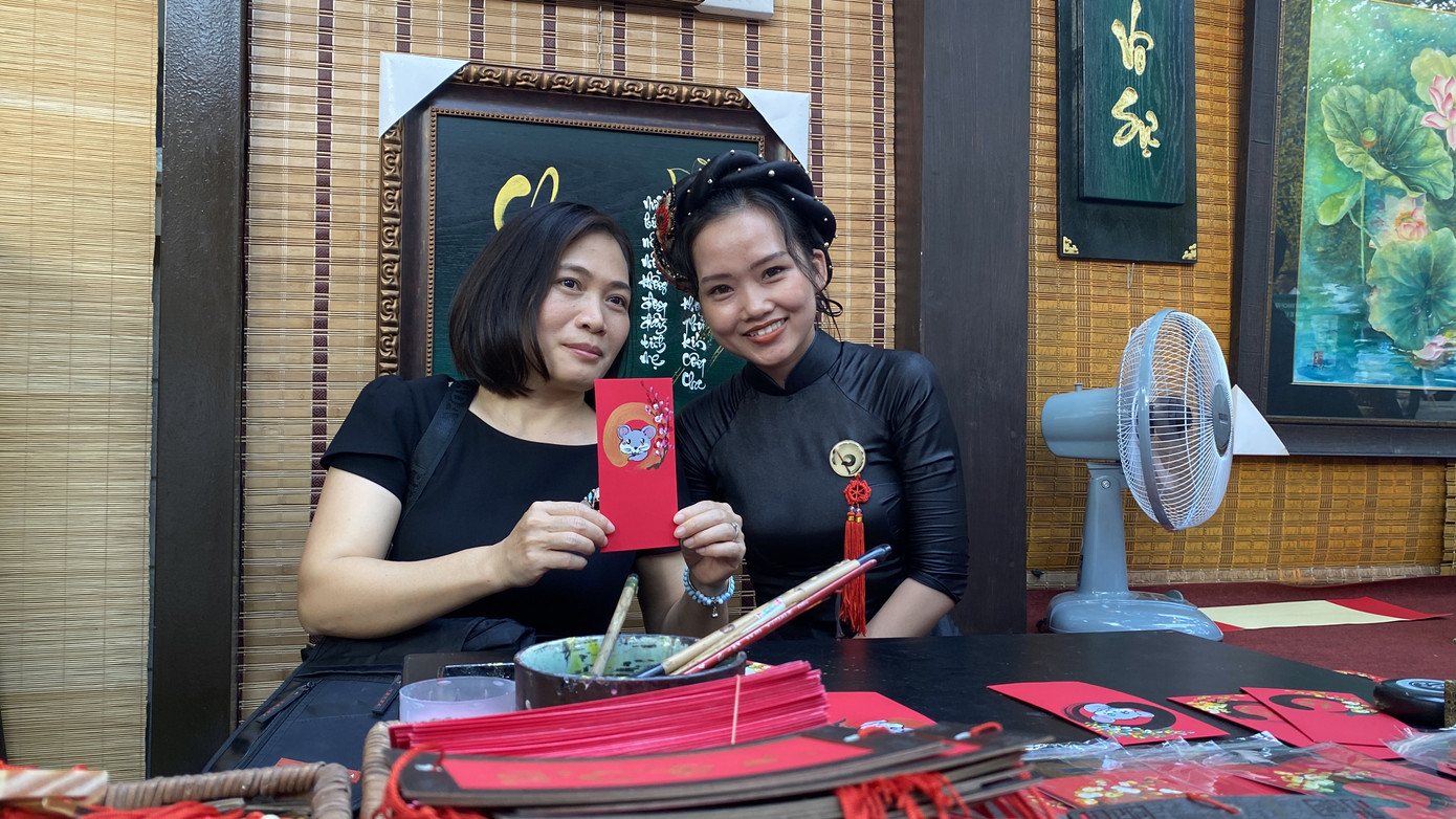 'Bà đồ' xinh như hot girl múa bút bán chữ trên phố Sài Gòn ảnh 8