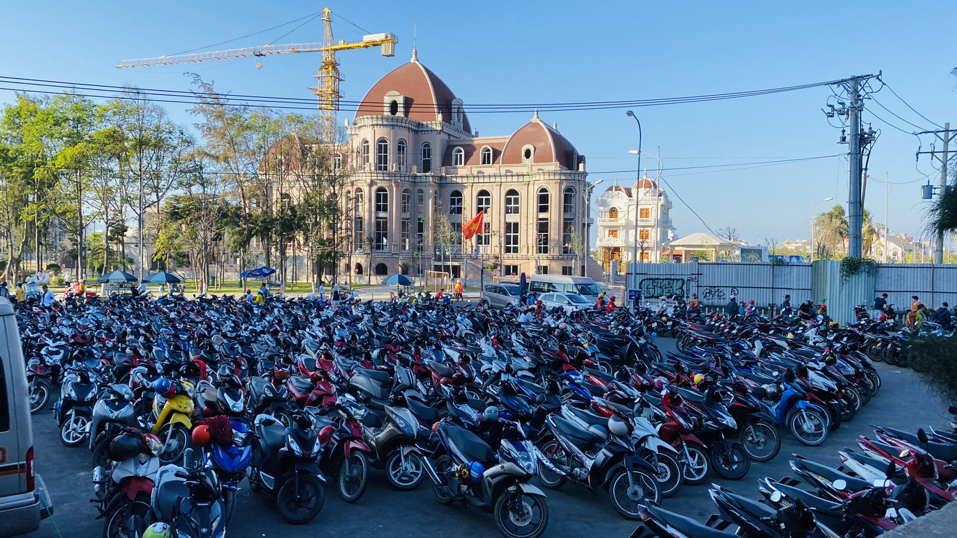 Bãi biển Phan Thiết chật kín người ngày mùng 4 Tết ảnh 14