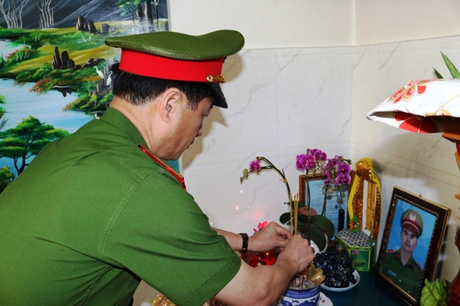 Thứ trưởng Bộ Công an thăm gia đình cán bộ CSGT hy sinh khi làm nhiệm vụ ảnh 1