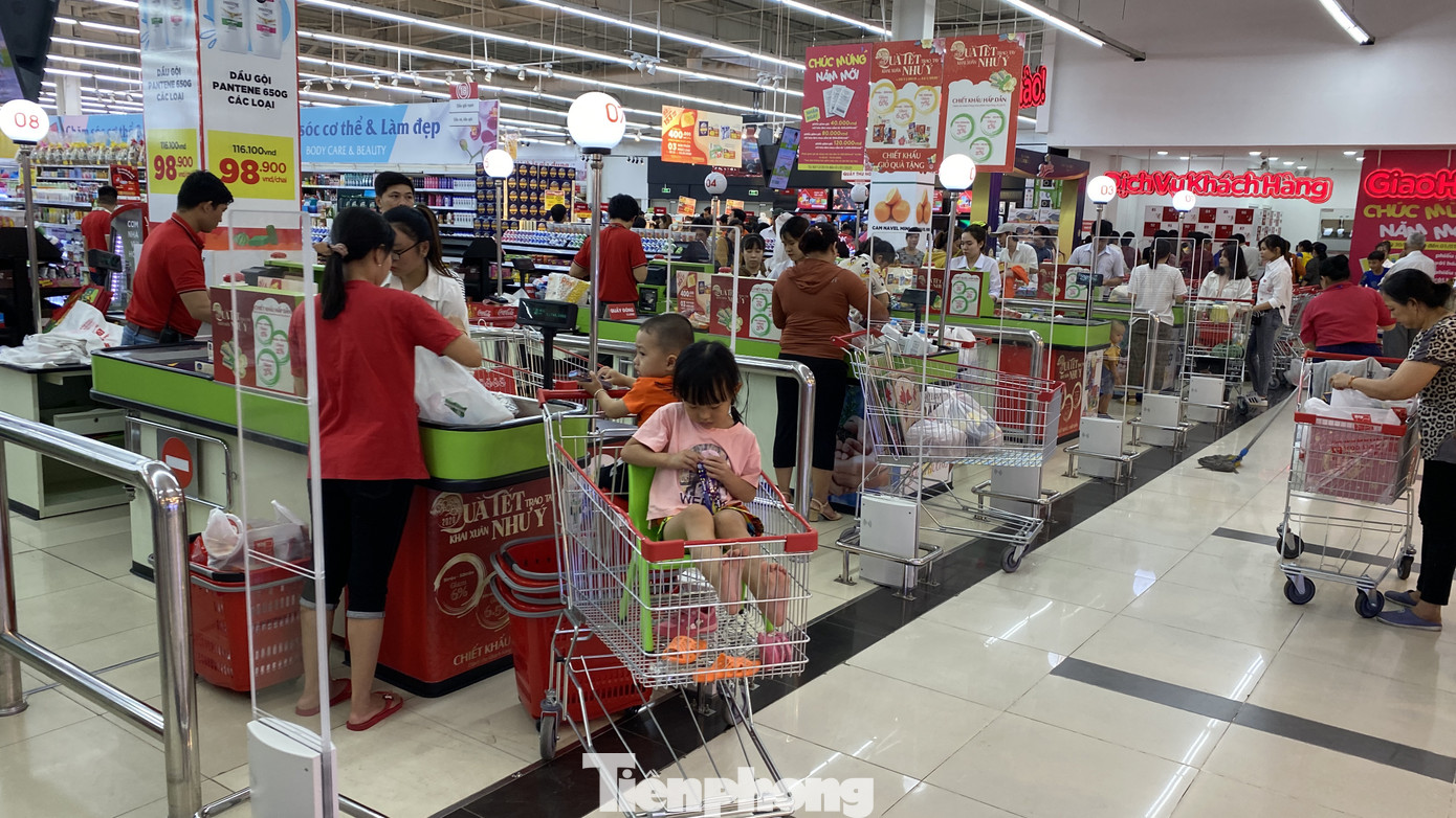 Dân Sài Gòn đổ xô vào siêu thị mua sắm trong ngày đầu năm 2020 ảnh 7