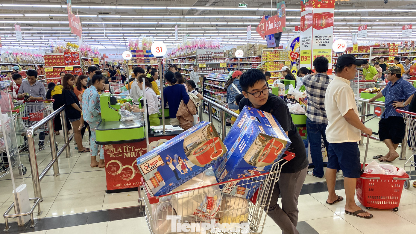 Dân Sài Gòn đổ xô vào siêu thị mua sắm trong ngày đầu năm 2020 ảnh 2