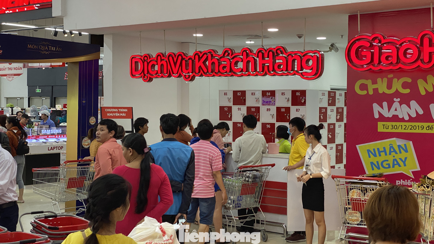 Dân Sài Gòn đổ xô vào siêu thị mua sắm trong ngày đầu năm 2020 ảnh 8